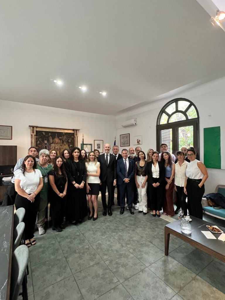 7.Nell’Ufficio del Console Generale Giuseppe D’Agosto assieme a tutto il personale del CG