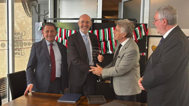 9.Ricevimento per la collettività Targa consegnata dalle autorità di Fonditalia, associazione cultura che realizza eventi in collab. con il CG